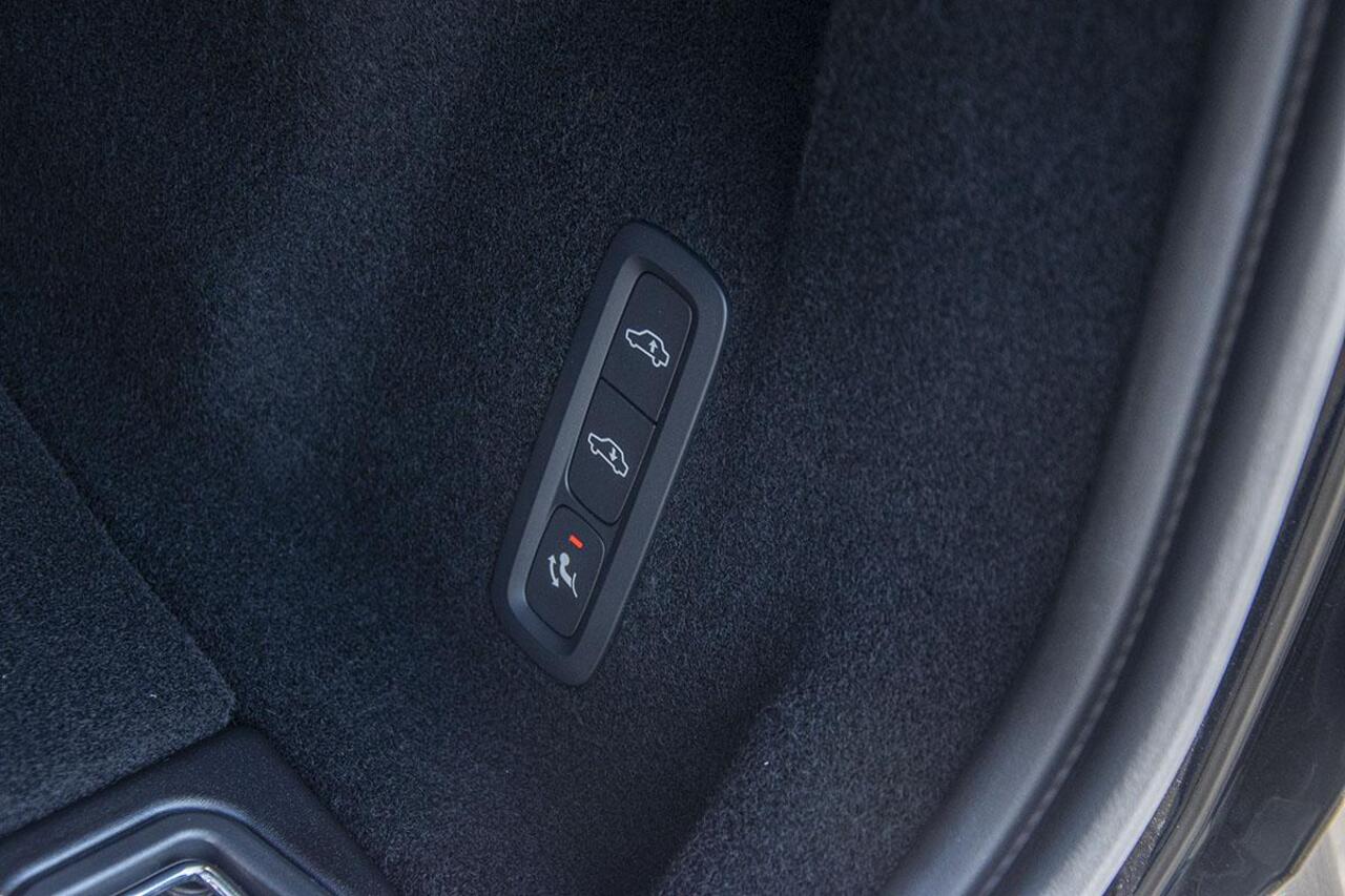 Volvo XC60 2.0 T8 PLUG-IN HYBRID AWD ULTRA DARK