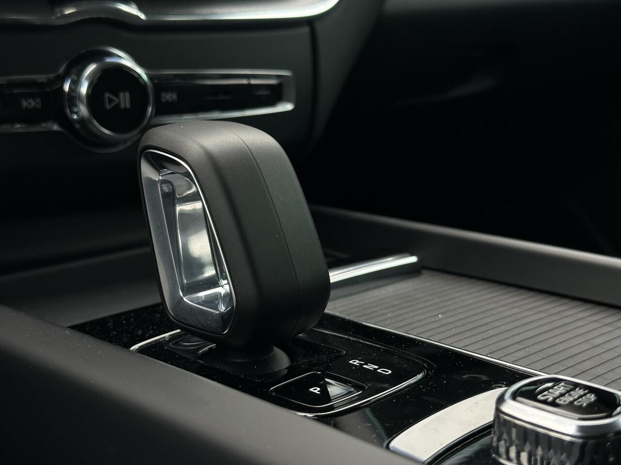 Volvo XC60 2.0 T6 Plug-in hybrid AWD Essential / Park assist achter + voor / Stuur + stoelen verwarmd / Adaptive cruise / Carplay /