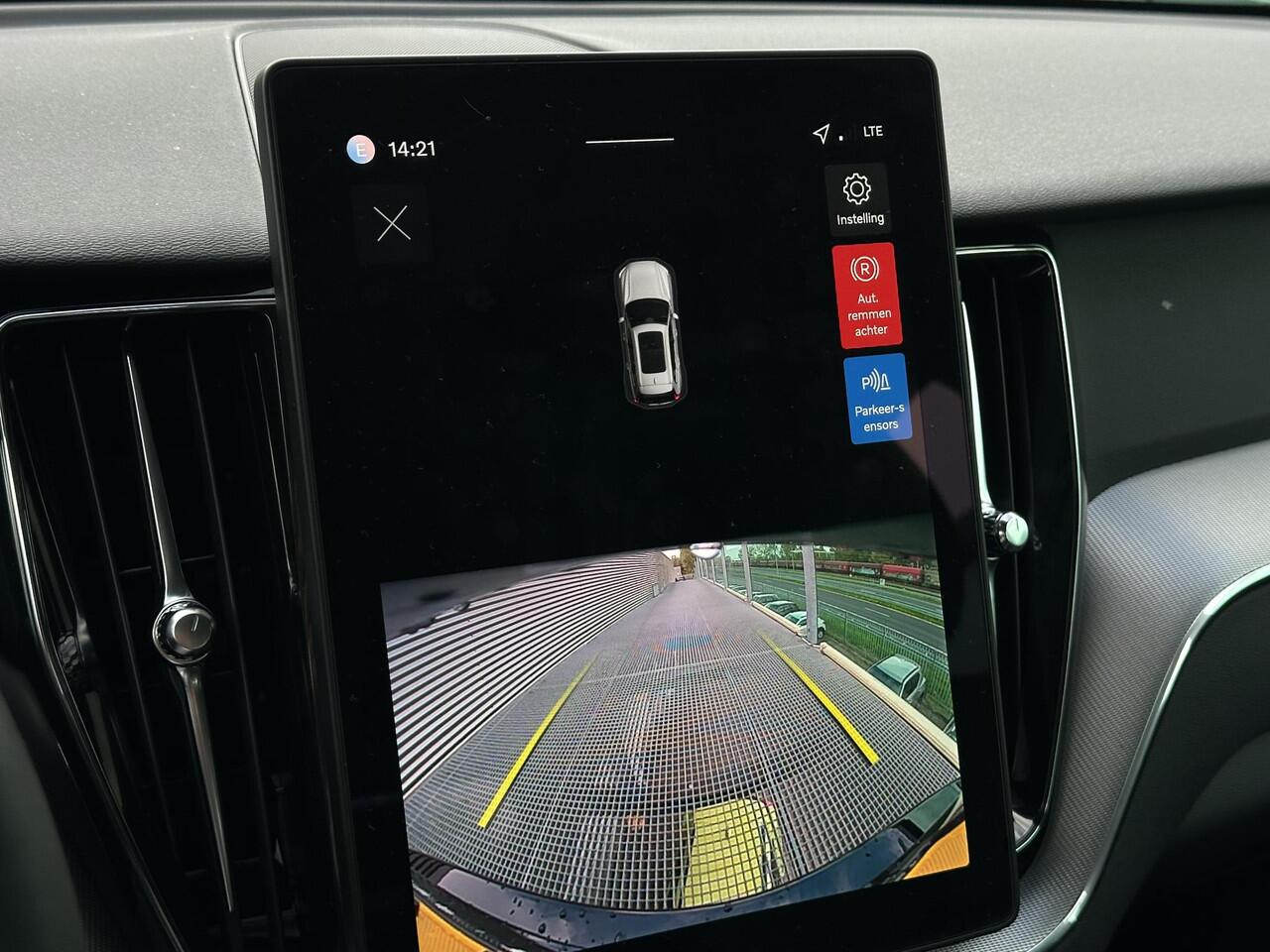 Volvo XC60 2.0 T6 Plug-in hybrid AWD Essential / Park assist achter + voor / Stuur + stoelen verwarmd / Adaptive cruise / Carplay /