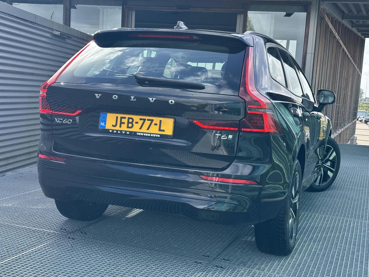 Volvo XC60 2.0 T6 Plug-in hybrid AWD Essential / Park assist achter + voor / Stuur + stoelen verwarmd / Adaptive cruise / Carplay /