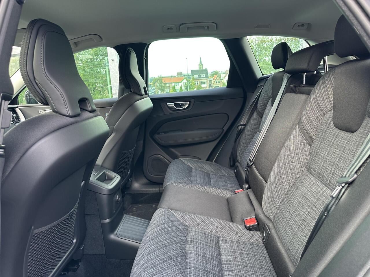 Volvo XC60 2.0 T6 Plug-in hybrid AWD Essential / Park assist achter + voor / Stuur + stoelen verwarmd / Adaptive cruise / Carplay /