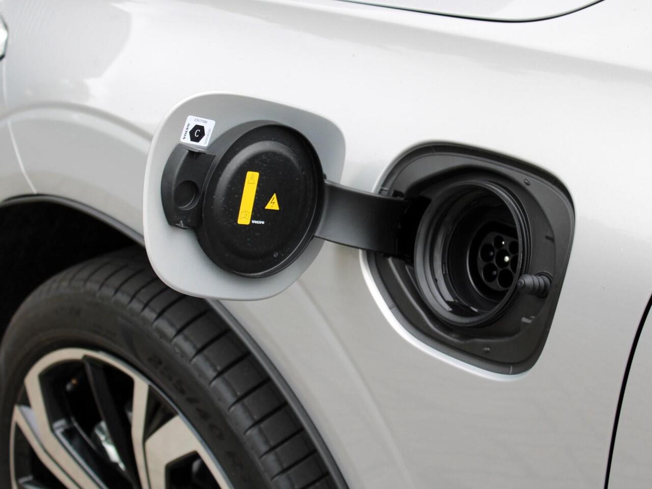 Volvo XC60 2.0 T6 Plug-in hybrid AWD Plus Dark Automaat / Panoramadak / 21" velgen / Trekhaak / Sportstoelen