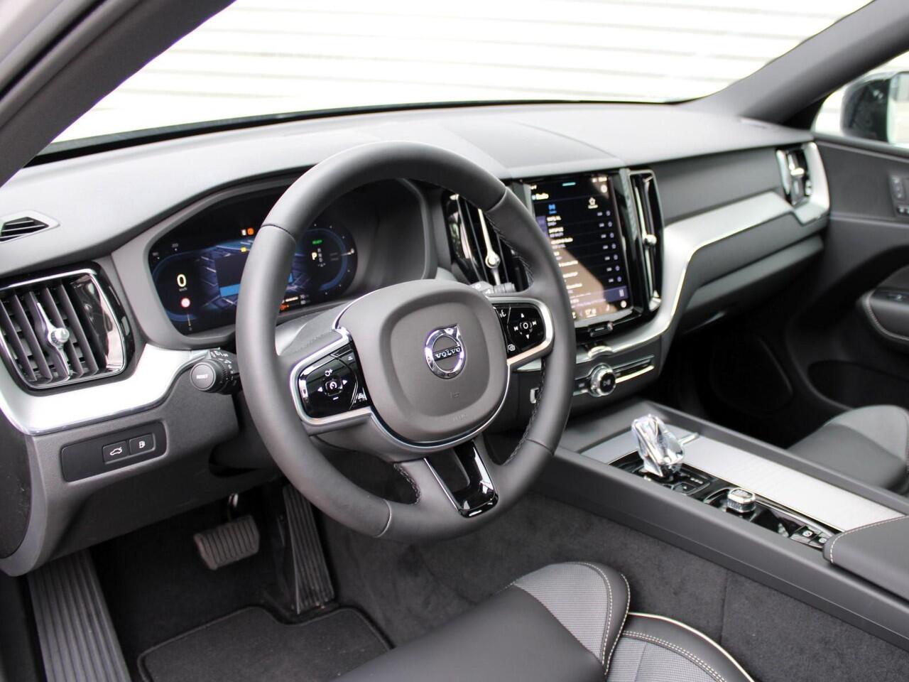 Volvo XC60 2.0 T6 Plug-in hybrid AWD Plus Dark Automaat / Panoramadak / 21" velgen / Trekhaak / Sportstoelen