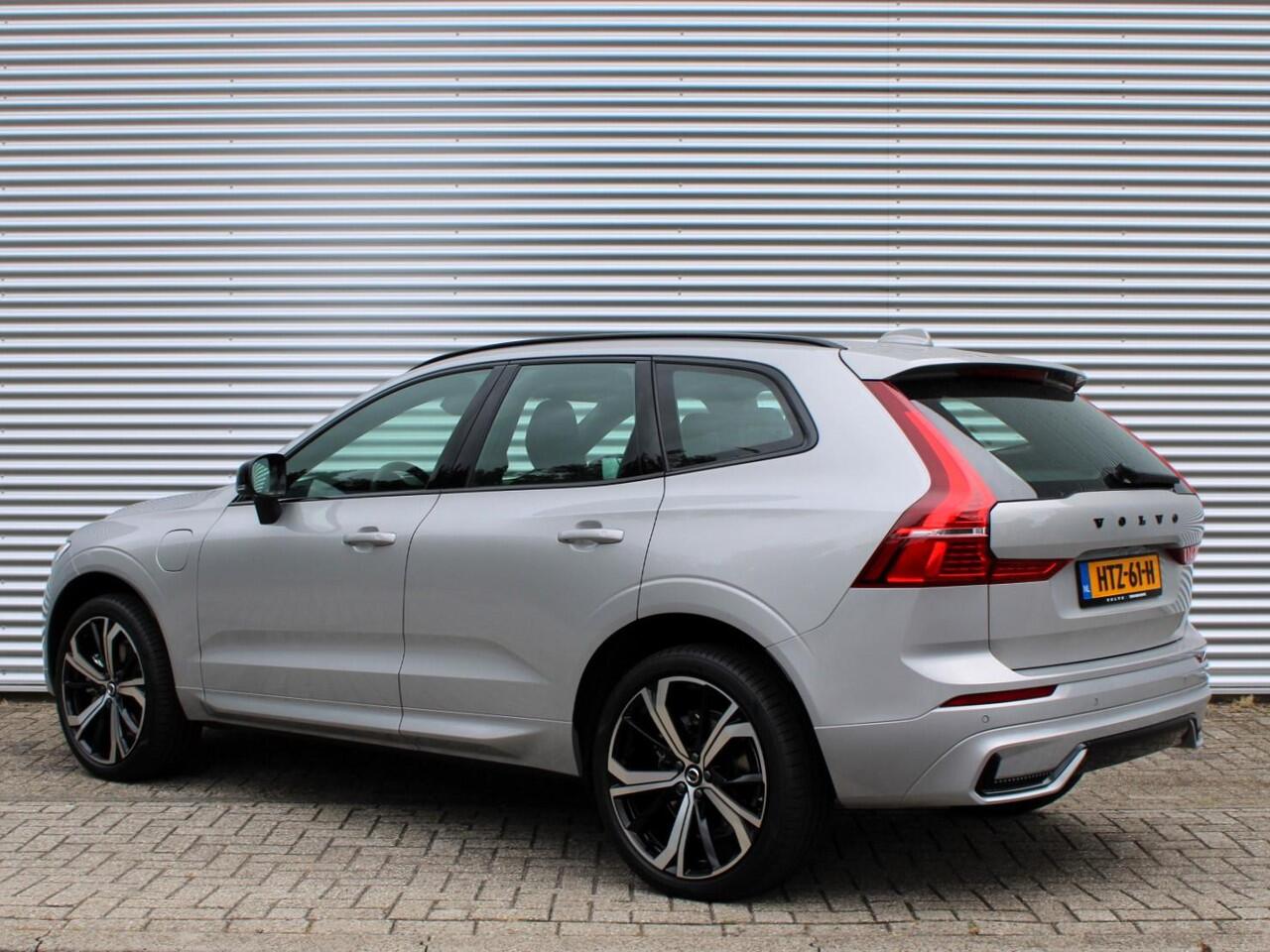 Volvo XC60 2.0 T6 Plug-in hybrid AWD Plus Dark Automaat / Panoramadak / 21" velgen / Trekhaak / Sportstoelen