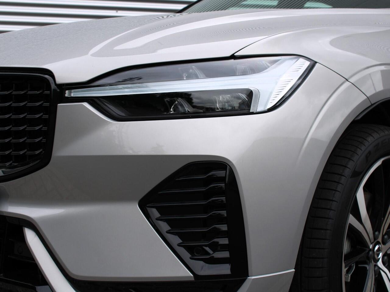 Volvo XC60 2.0 T6 Plug-in hybrid AWD Plus Dark Automaat / Panoramadak / 21" velgen / Trekhaak / Sportstoelen