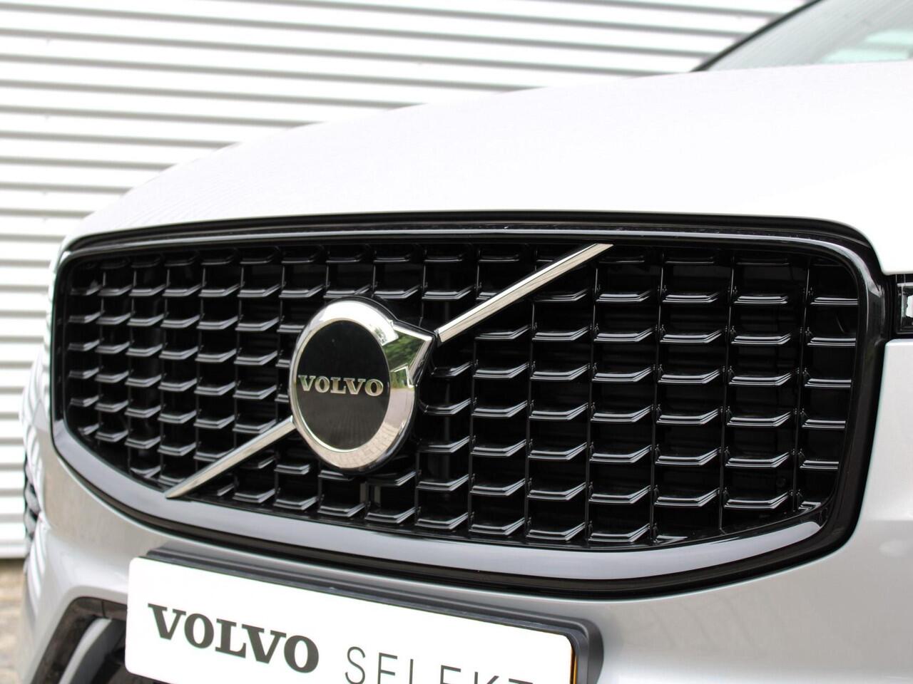 Volvo XC60 2.0 T6 Plug-in hybrid AWD Plus Dark Automaat / Panoramadak / 21" velgen / Trekhaak / Sportstoelen