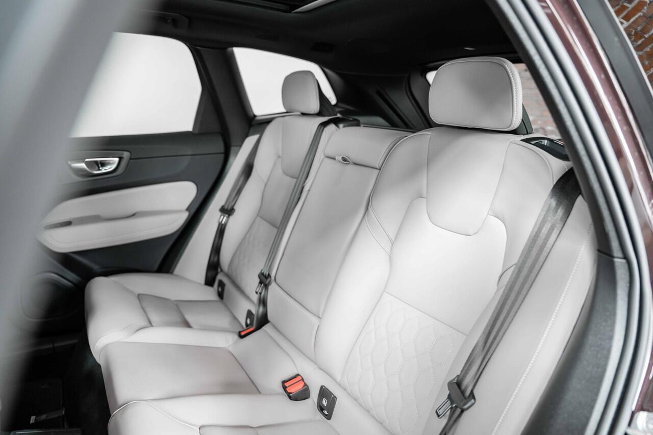 Volvo XC60 2.0 T6 Plug-in hybrid AWD Plus Dark | Nieuw model | Panoramadak | Head-up display | Longe range | Harman Kardon Premium Audio | 360° parkeercamera | Stoelverwarming | Parkeersensoren voor + achter | Google infotainment | Parkeerverwarming |