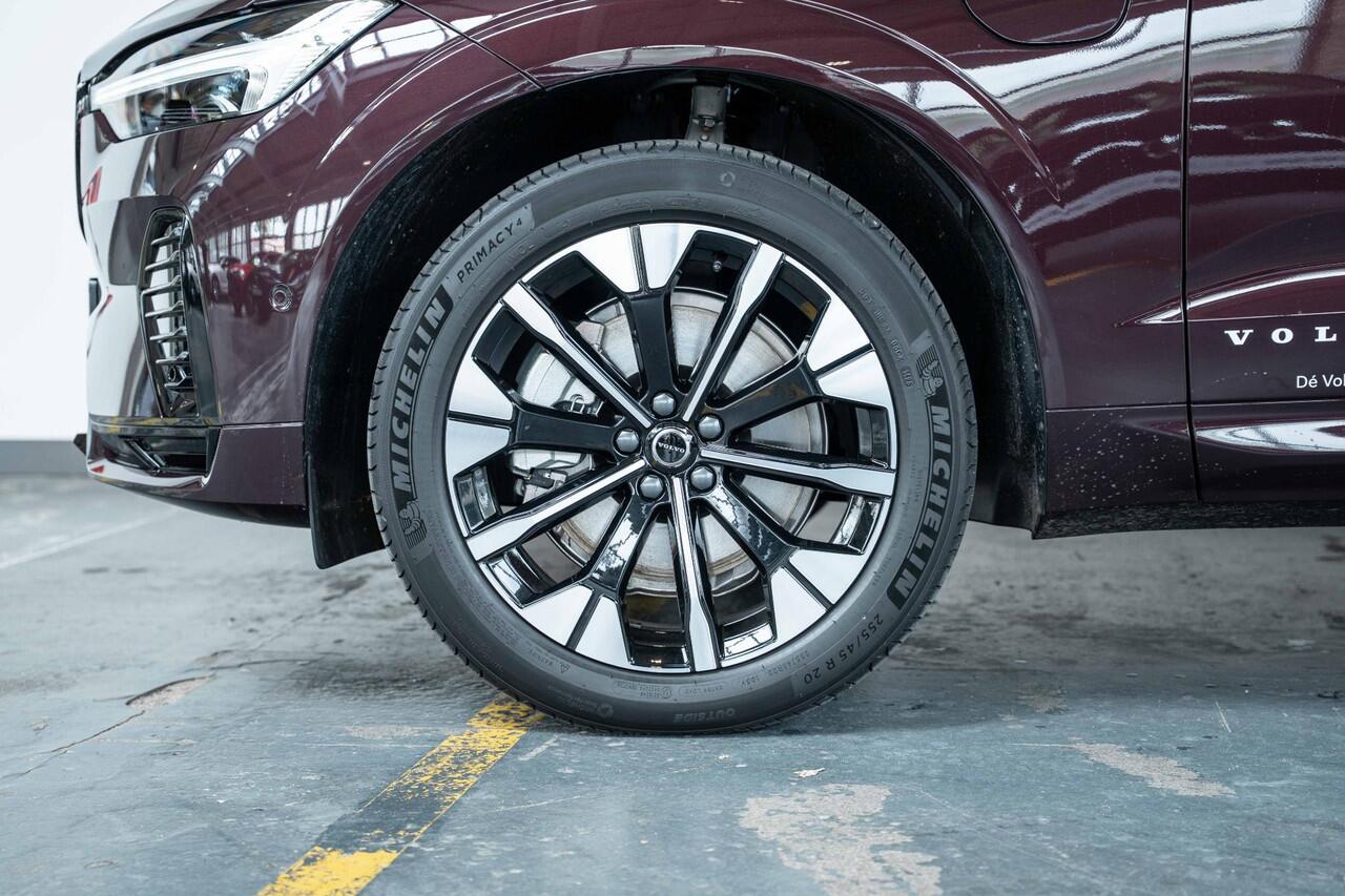 Volvo XC60 2.0 T6 Plug-in hybrid AWD Plus Dark | Nieuw model | Panoramadak | Head-up display | Longe range | Harman Kardon Premium Audio | 360° parkeercamera | Stoelverwarming | Parkeersensoren voor + achter | Google infotainment | Parkeerverwarming |