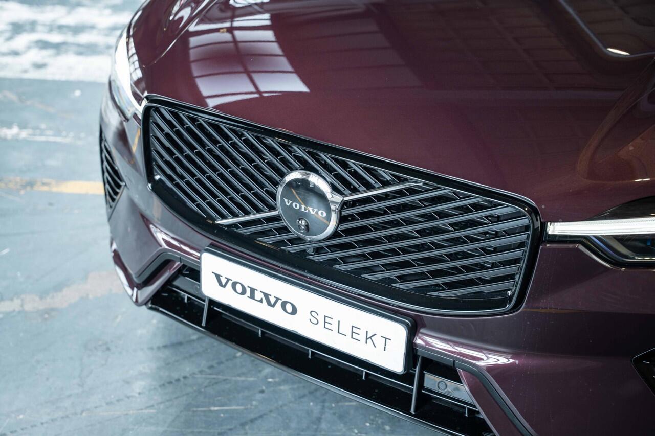 Volvo XC60 2.0 T6 Plug-in hybrid AWD Plus Dark | Nieuw model | Panoramadak | Head-up display | Longe range | Harman Kardon Premium Audio | 360° parkeercamera | Stoelverwarming | Parkeersensoren voor + achter | Google infotainment | Parkeerverwarming |