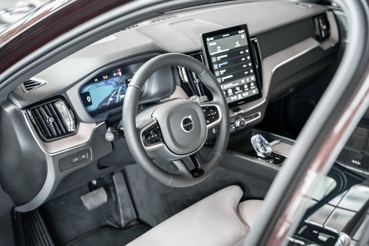 Volvo XC60 2.0 T6 Plug-in hybrid AWD Plus Dark | Nieuw model | Panoramadak | Head-up display | Longe range | Harman Kardon Premium Audio | 360° parkeercamera | Stoelverwarming | Parkeersensoren voor + achter | Google infotainment | Parkeerverwarming |