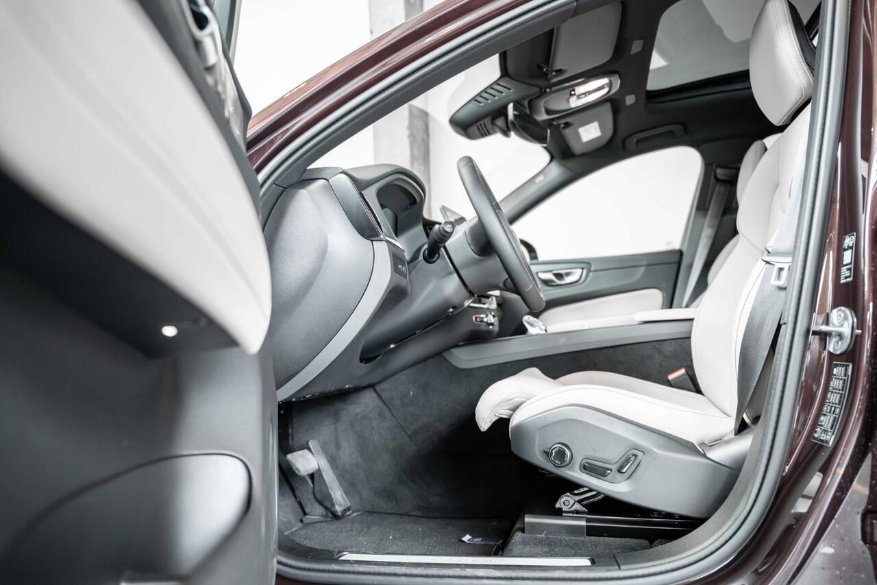 Volvo XC60 2.0 T6 Plug-in hybrid AWD Plus Dark | Nieuw model | Panoramadak | Head-up display | Longe range | Harman Kardon Premium Audio | 360° parkeercamera | Stoelverwarming | Parkeersensoren voor + achter | Google infotainment | Parkeerverwarming |