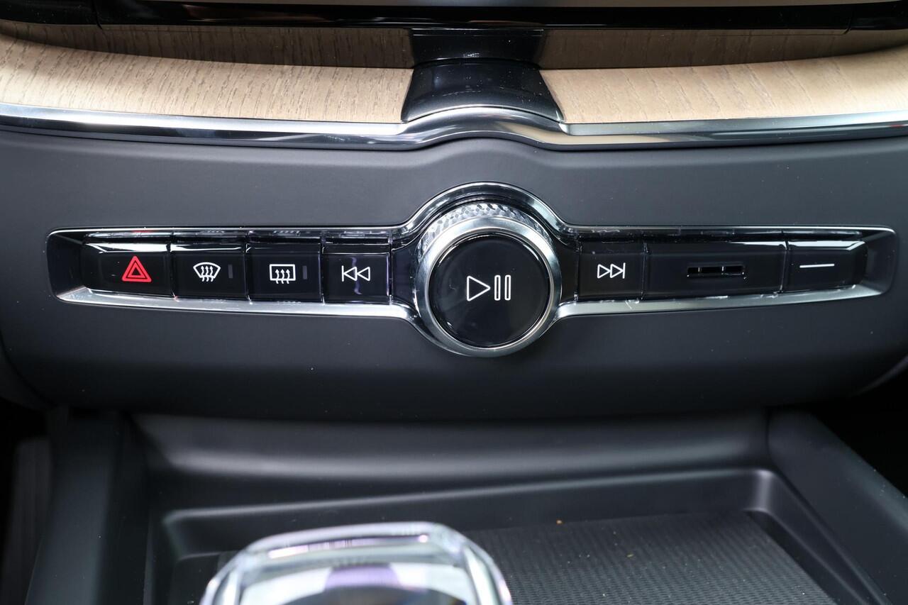 Volvo XC60 T8 Recharge AWD Ultra Dark - LONG RANGE - Panorama/schuifdak - IntelliSafe Assist & Surround - 360º Camera - Harman/Kardon audio - Adaptieve LED koplampen - Verwarmde voorstoelen, stuur & achterbank - Parkeersensoren voor & achter - Elektr. bedienb. voors