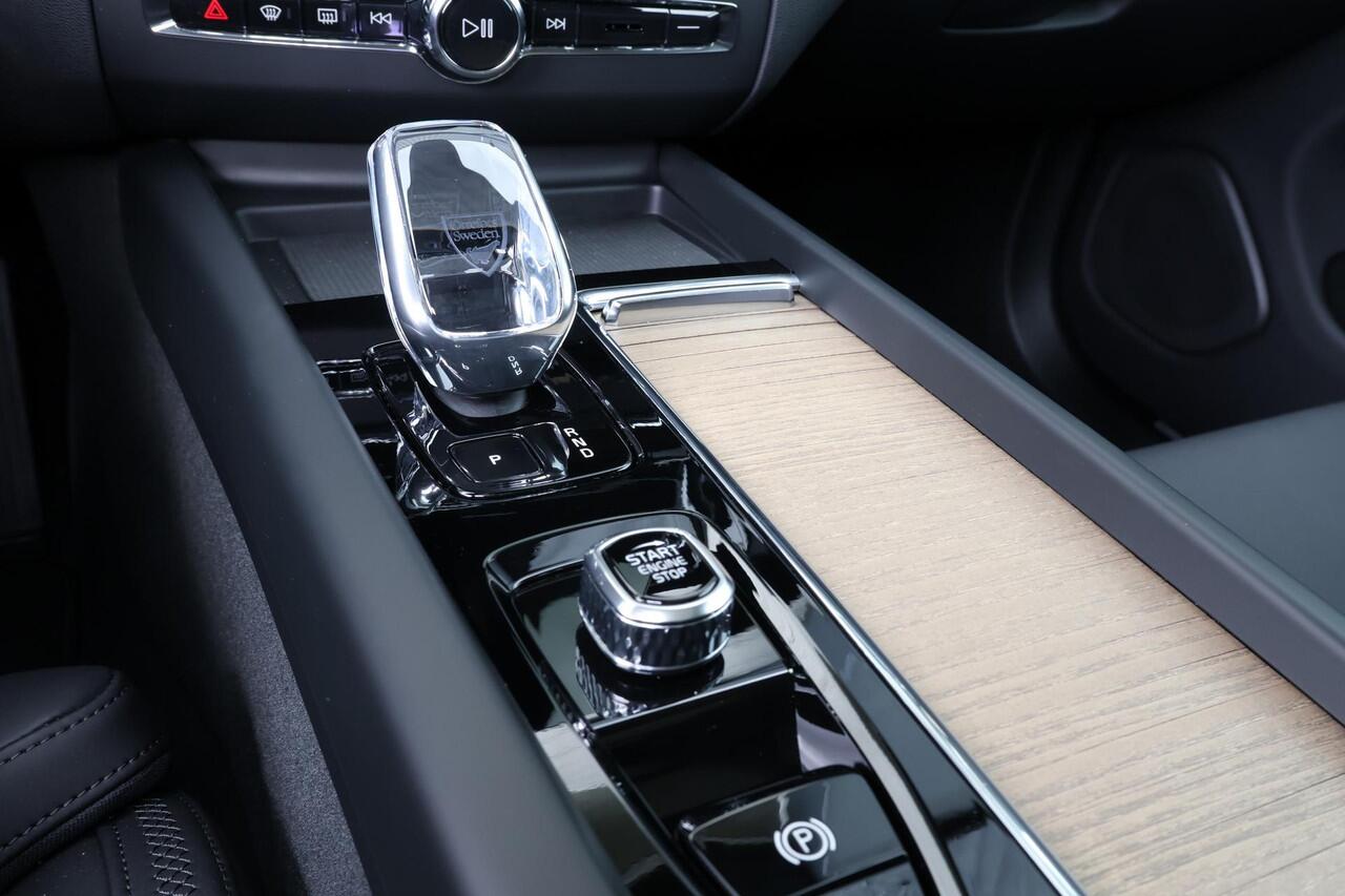 Volvo XC60 T8 Recharge AWD Ultra Dark - LONG RANGE - Panorama/schuifdak - IntelliSafe Assist & Surround - 360º Camera - Harman/Kardon audio - Adaptieve LED koplampen - Verwarmde voorstoelen, stuur & achterbank - Parkeersensoren voor & achter - Elektr. bedienb. voors