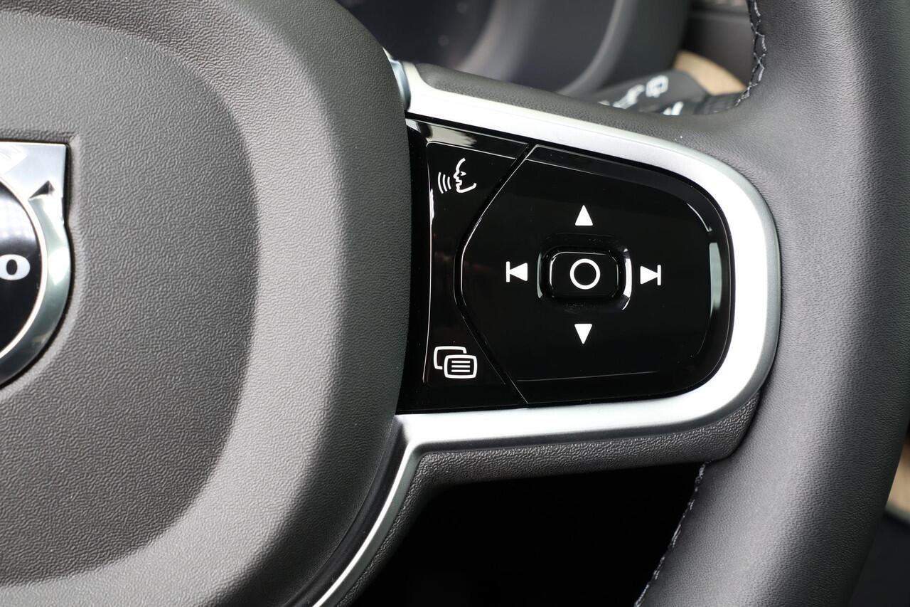 Volvo XC60 T8 Recharge AWD Ultra Dark - LONG RANGE - Panorama/schuifdak - IntelliSafe Assist & Surround - 360º Camera - Harman/Kardon audio - Adaptieve LED koplampen - Verwarmde voorstoelen, stuur & achterbank - Parkeersensoren voor & achter - Elektr. bedienb. voors