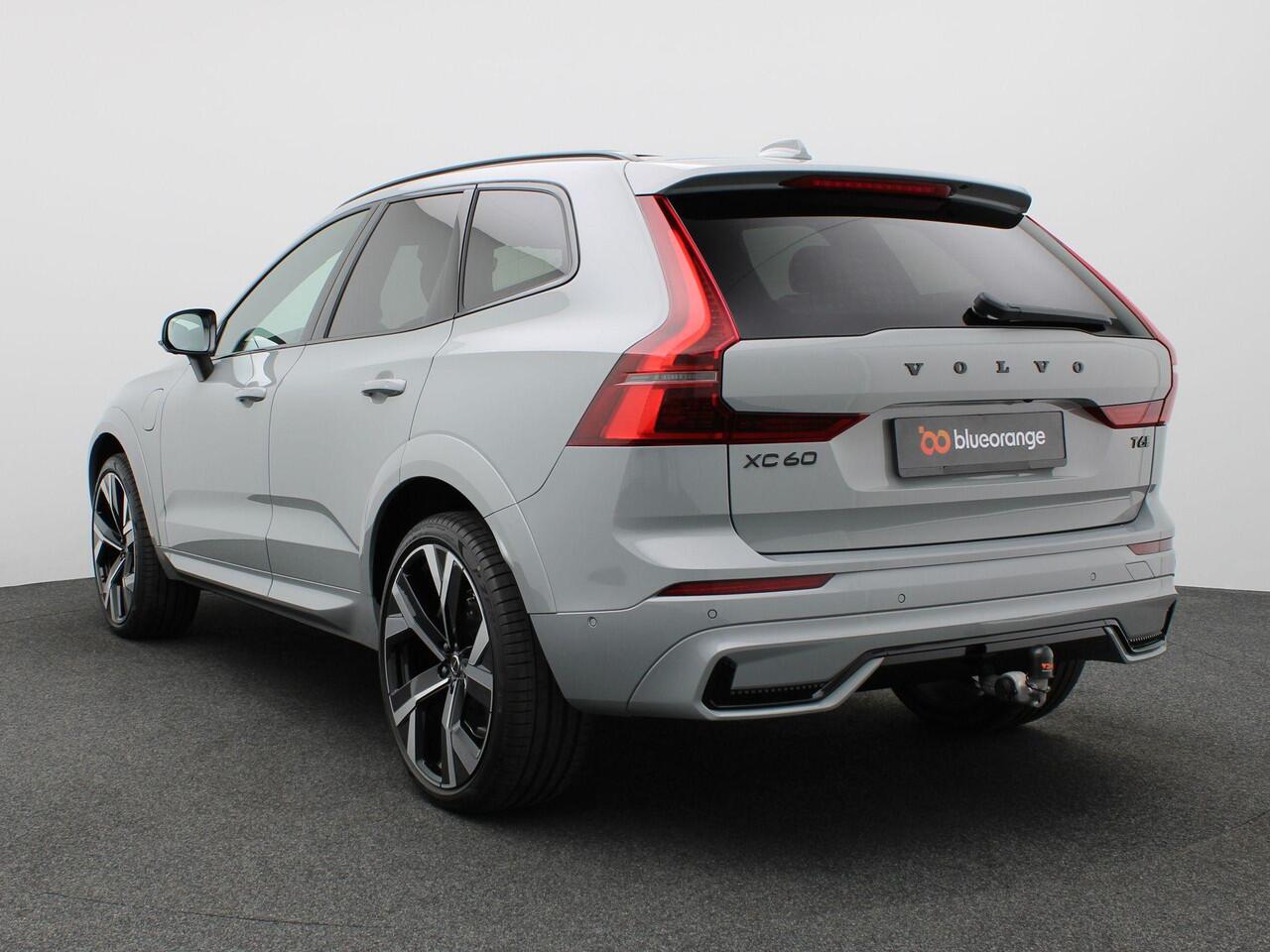 Volvo XC60 2.0 T6 Plug-in hybrid AWD Plus Black Edition 350PK Facelift, Trekhaak inklapbaar, Panoramadak, 22" velgen, Getint Glas, Nappa Leder, 360 Camera, Elek. stoelen, Stoelverwarming, Keyless, Dodehoek Detectie, LED koplampen