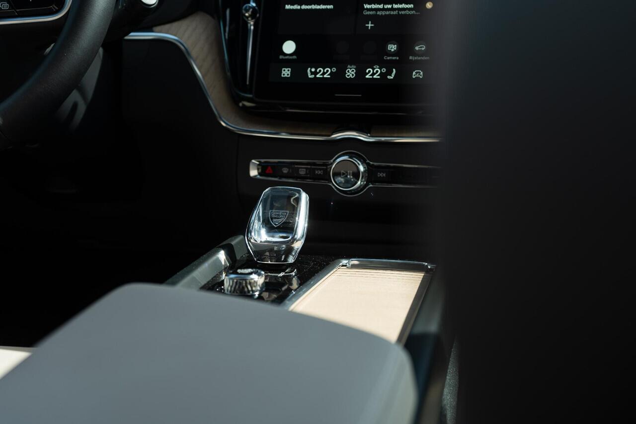 Volvo XC60 T6 AWD 350 pk Plug-in hybrid Plus Dark | Long Range | Google | Luchtvering | Head-Up Display | Schuif-/Kanteldak | 360 Camera | Getint Glas | Keyless | Zitverlenging | Stoelverwarming Voor + Achter | Memory | Elek. Stoelen | Adaptieve Cruise | Elek. Stoel