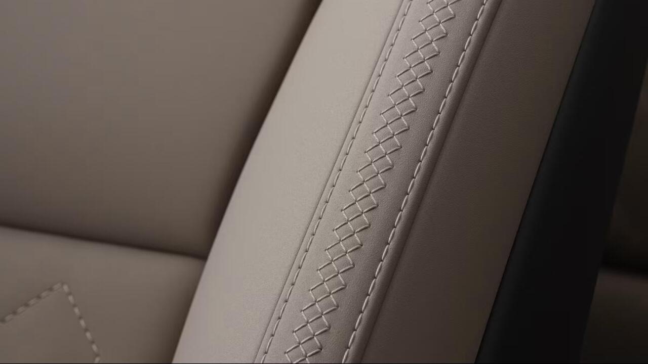 Volvo XC60 T6 AWD 350 pk Plug-in hybrid Plus Dark | Long Range | Google | Luchtvering | Head-Up Display | Schuif-/Kanteldak | 360 Camera | Getint Glas | Keyless | Zitverlenging | Stoelverwarming Voor + Achter | Memory | Elek. Stoelen | Adaptieve Cruise | Elek. Stoel