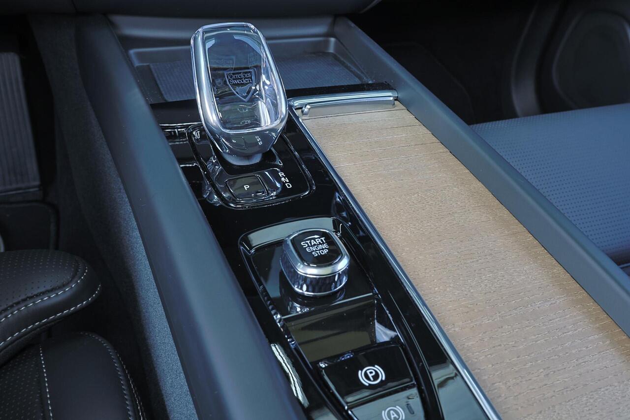 Volvo XC60 T8 Recharge AWD Ultra Dark - LONG RANGE - Panorama/schuifdak - IntelliSafe Assist & Surround - 360º Camera - Harman/Kardon audio - Adaptieve LED koplampen - Verwarmde voorstoelen, stuur & achterbank - Parkeersensoren voor & achter - Elektr. bedienb. voors