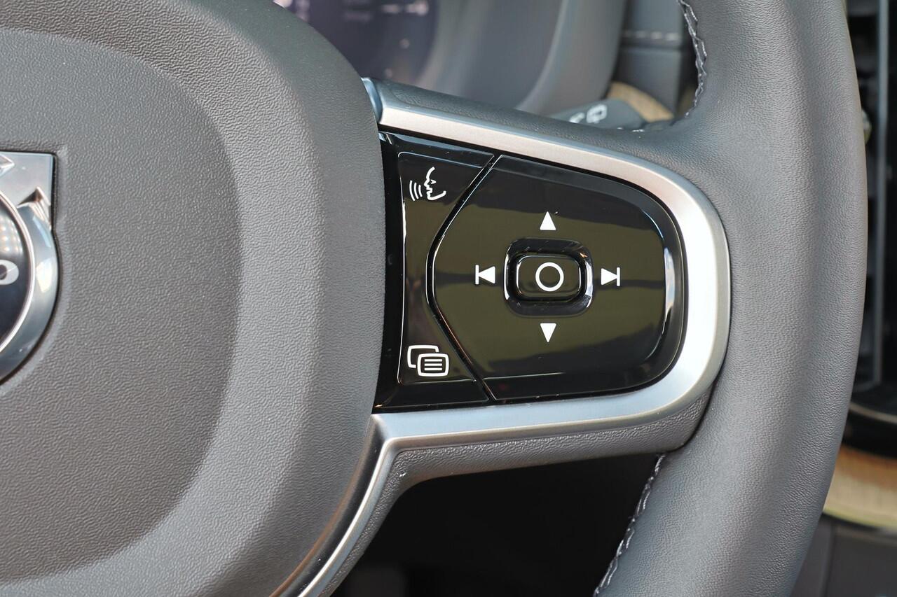 Volvo XC60 T8 Recharge AWD Ultra Dark - LONG RANGE - Panorama/schuifdak - IntelliSafe Assist & Surround - 360º Camera - Harman/Kardon audio - Adaptieve LED koplampen - Verwarmde voorstoelen, stuur & achterbank - Parkeersensoren voor & achter - Elektr. bedienb. voors