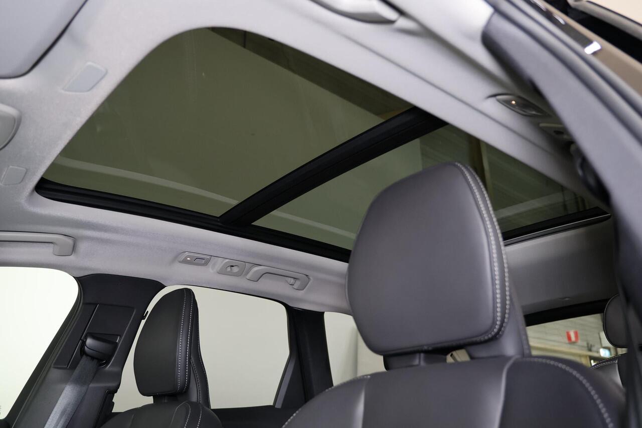 Volvo XC60 T8 Recharge AWD Ultra Dark - LONG RANGE - Panorama/schuifdak - IntelliSafe Assist & Surround - 360º Camera - Harman/Kardon audio - Adaptieve LED koplampen - Verwarmde voorstoelen, stuur & achterbank - Parkeersensoren voor & achter - Elektr. bedienb. voors