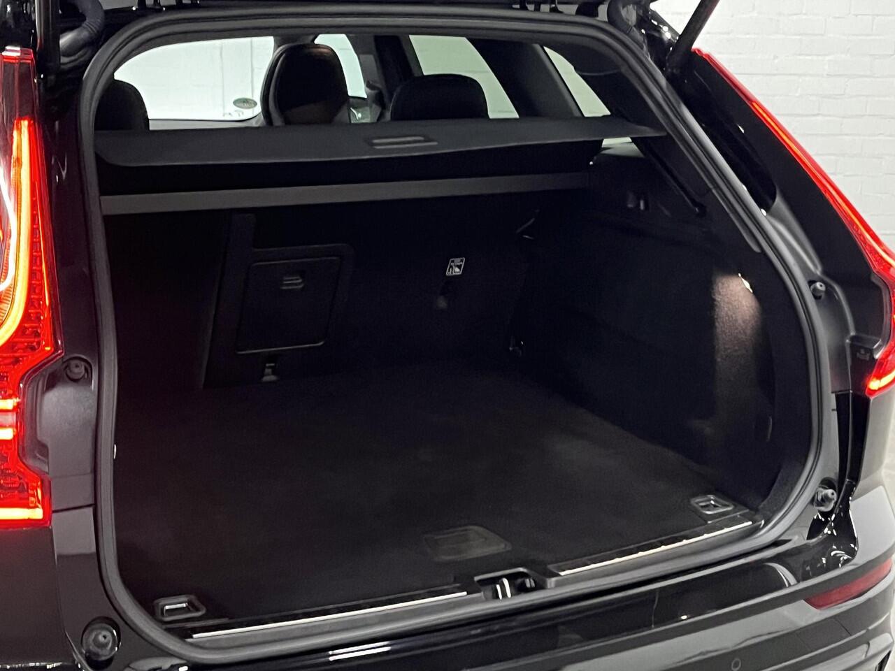 Volvo XC60 2.0 T6 Plug-in hybrid Black Edition | Open dak | Adapt. Cruise | Stoel-/Stuurverwarming | Memory seats | 21"