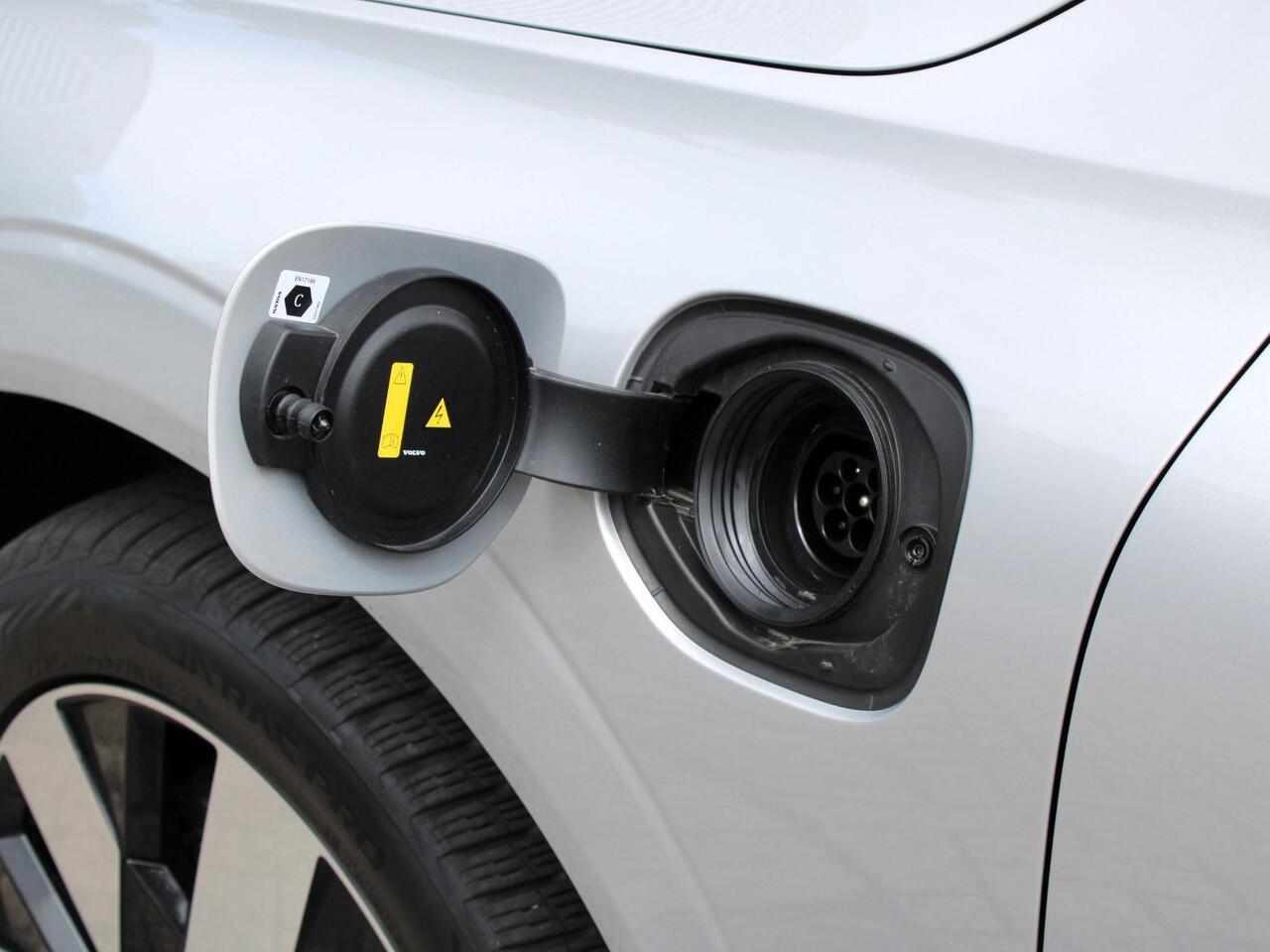 Volvo XC60 2.0 T6 Plug-in hybrid AWD Ultra Dark Automaat / Panoramadak / Trekhaak / 360* camera