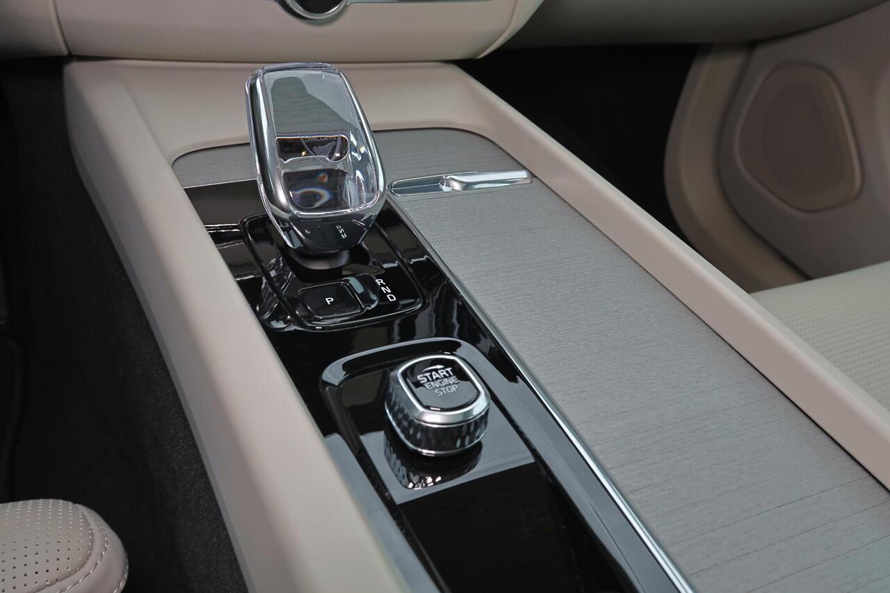 Volvo XC60 T6 Recharge AWD Plus Bright - LONG RANGE - Panorama/schuifdak - IntelliSafe Assist & Surround - Nappaleder - Stoelverwarming / -ventilatie - Parkeercamera achter - Parkeersensoren voor & achter - Elektr. bedienb. voorstoelen met geheugen - Draadloze tel. 