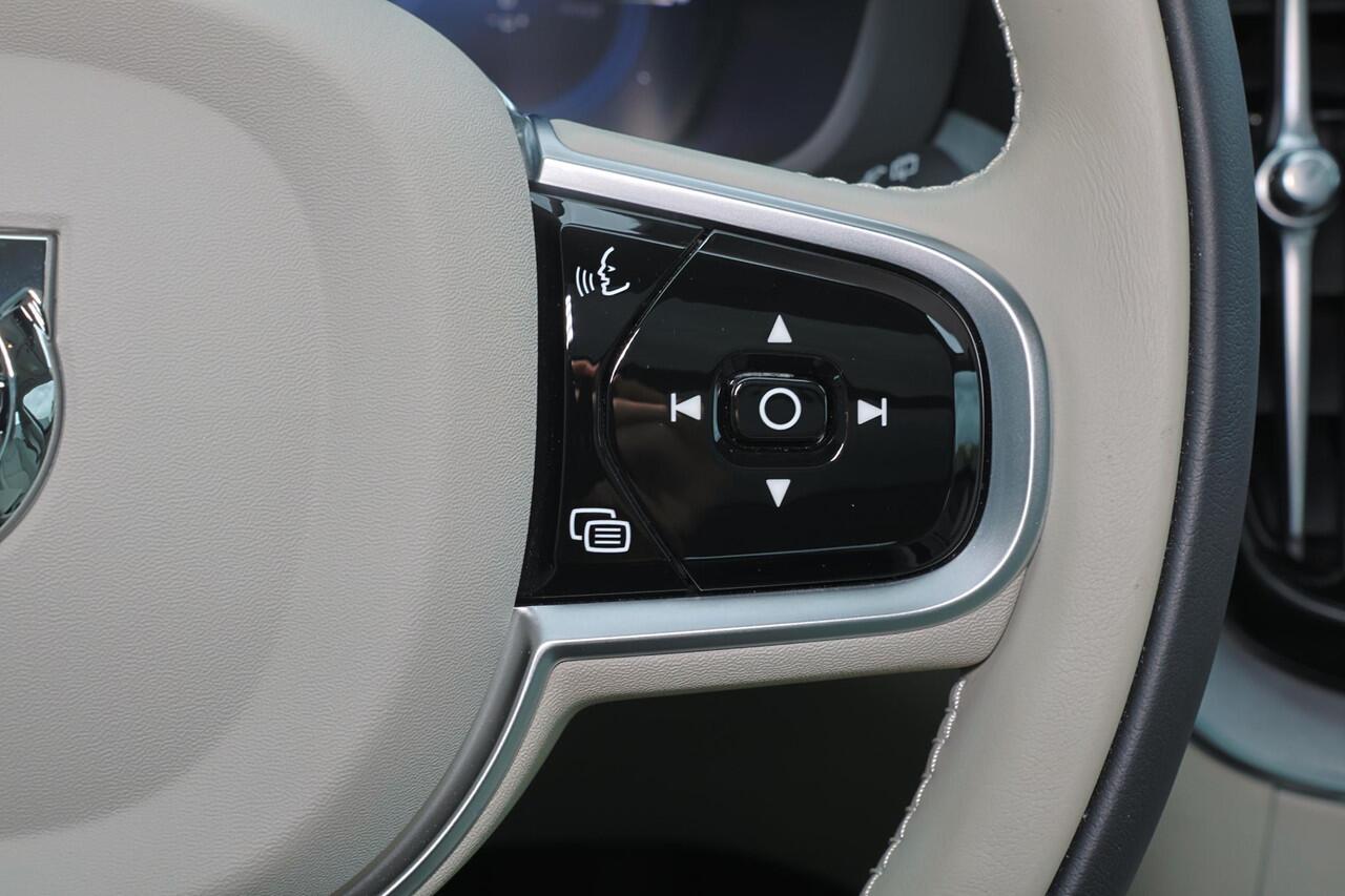 Volvo XC60 T6 Recharge AWD Plus Bright - LONG RANGE - Panorama/schuifdak - IntelliSafe Assist & Surround - Nappaleder - Stoelverwarming / -ventilatie - Parkeercamera achter - Parkeersensoren voor & achter - Elektr. bedienb. voorstoelen met geheugen - Draadloze tel. 