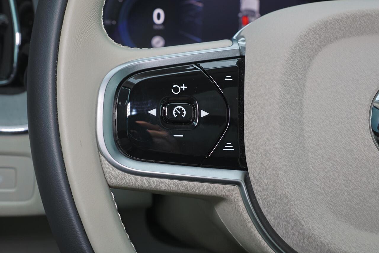 Volvo XC60 T6 Recharge AWD Plus Bright - LONG RANGE - Panorama/schuifdak - IntelliSafe Assist & Surround - Nappaleder - Stoelverwarming / -ventilatie - Parkeercamera achter - Parkeersensoren voor & achter - Elektr. bedienb. voorstoelen met geheugen - Draadloze tel. 