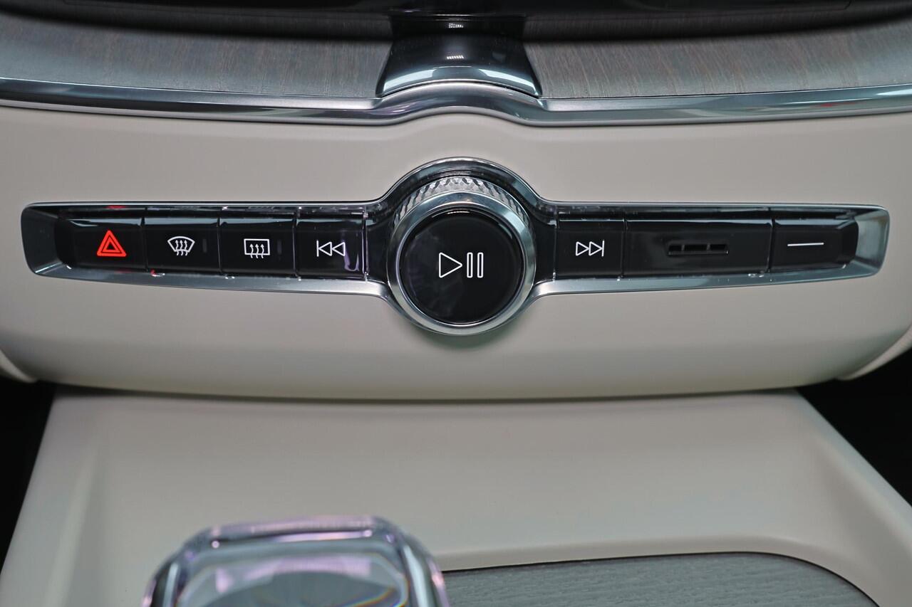 Volvo XC60 T6 Recharge AWD Plus Bright - LONG RANGE - Panorama/schuifdak - IntelliSafe Assist & Surround - Nappaleder - Stoelverwarming / -ventilatie - Parkeercamera achter - Parkeersensoren voor & achter - Elektr. bedienb. voorstoelen met geheugen - Draadloze tel. 