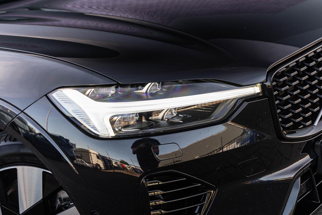 Volvo XC60 2.0 T6 Plug-in hybrid AWD Ultra Dark | Trekhaak | Harman Kardon Audio | Schuif- / Kanteldak | Stoel- / Stuurverwarming Voor + Achter | 360 Camera | Adaptive Cruise | Long Range | Google | Carplay | Dodehoekdetectie