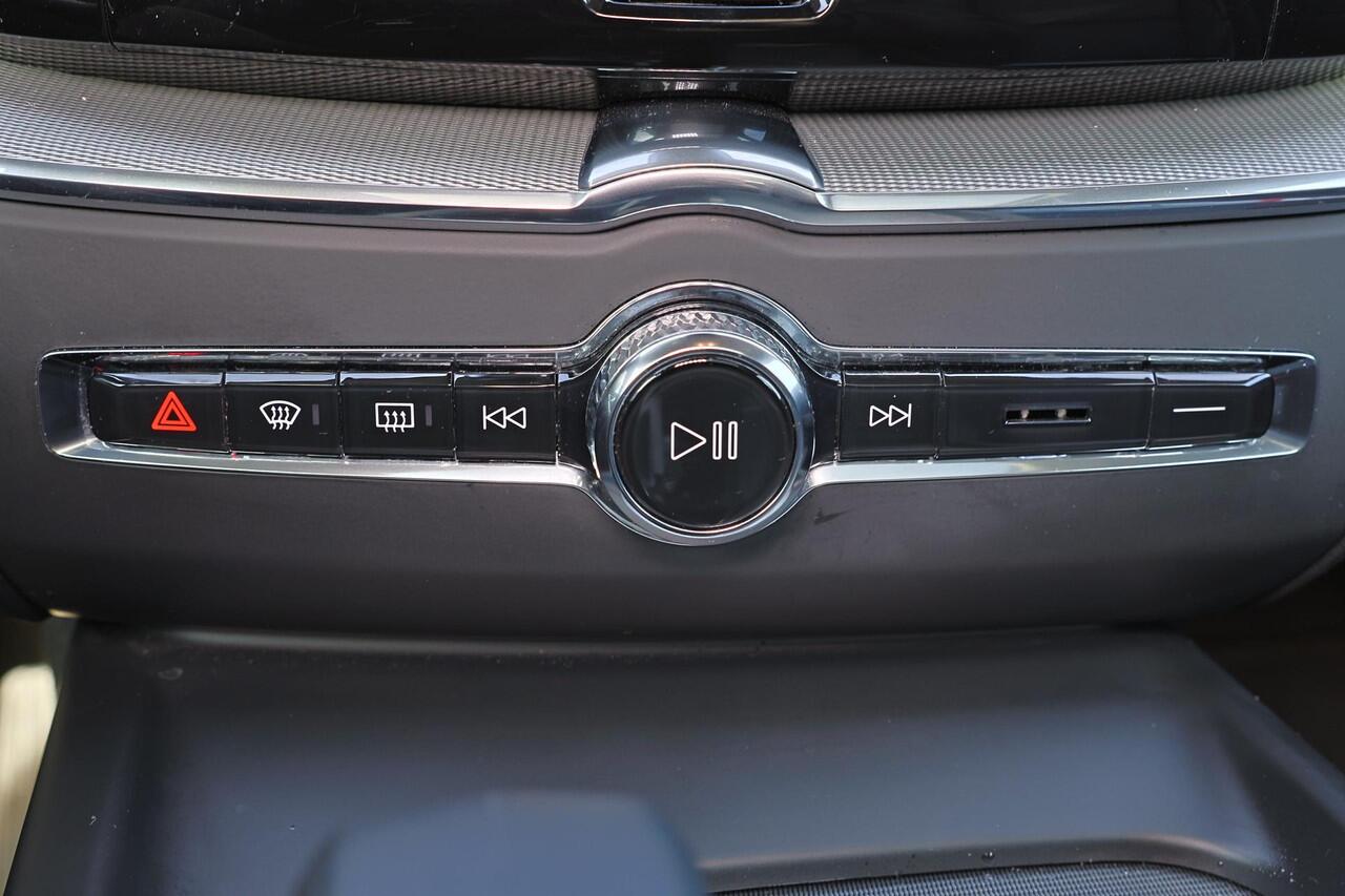 Volvo XC60 T6 Recharge AWD Plus Dark - Panorama/schuifdak - IntelliSafe Assist & Surround - 360º Camera - Verwarmde voorstoelen, stuur & achterbank - Parkeersensoren voor & achter - Elektr. bedienb. voorstoelen met geheugen - Draadloze tel. lader - Elektr. inklapbar