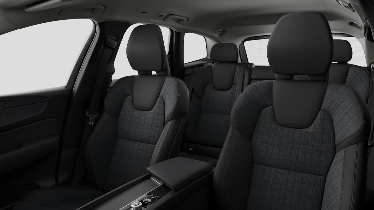 Volvo XC60 2.0 T6 Plug-in hybrid AWD Essential / Driver assist / 19 inch / Stoelverwarming / Stuurverwarming / Park assist voor- en achter / All-season banden