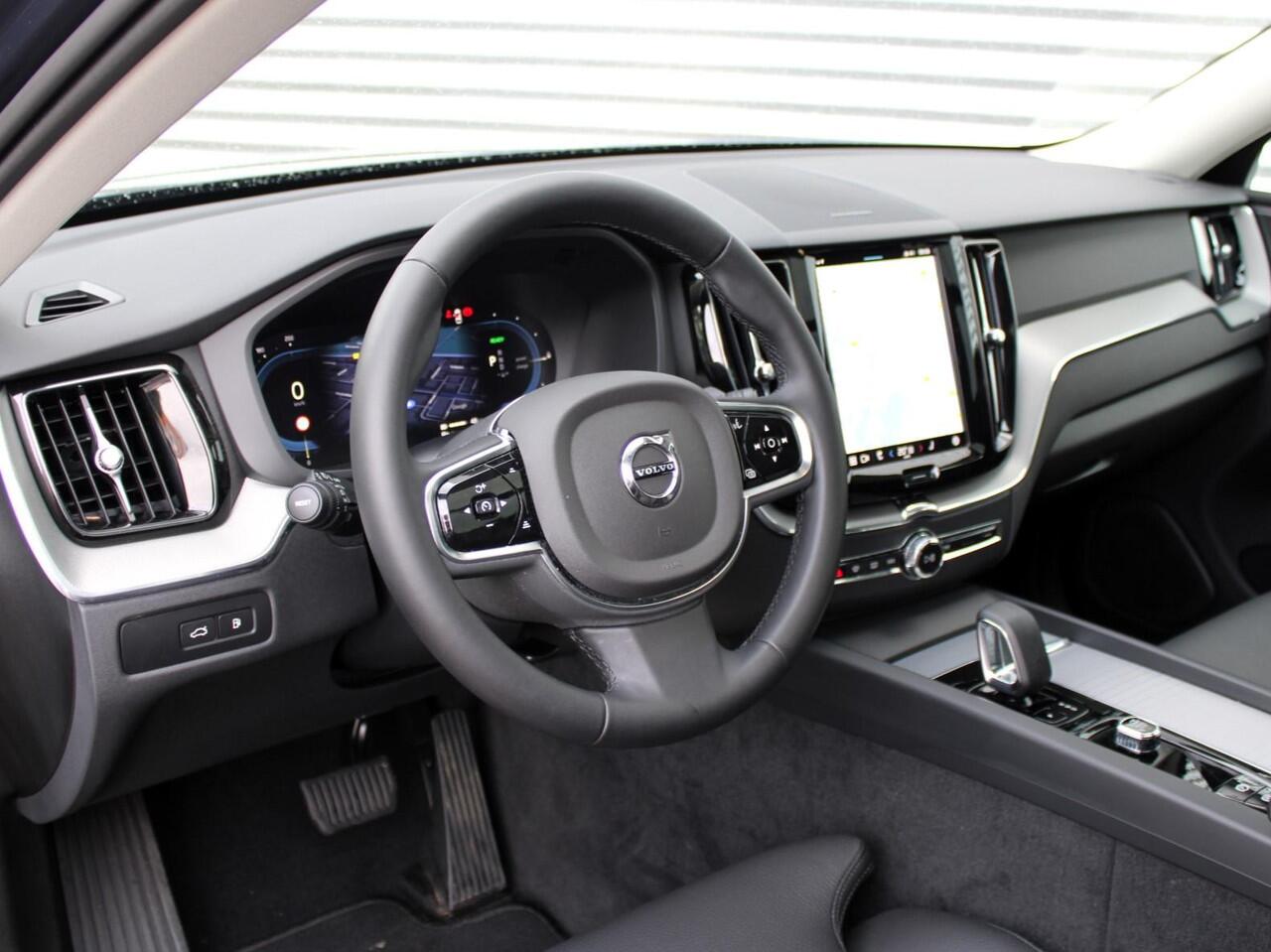 Volvo XC60 2.0 T6 Plug-in hybrid AWD Ultra Dark Automaat / Panoramadak / Head-up display / Trekhaak