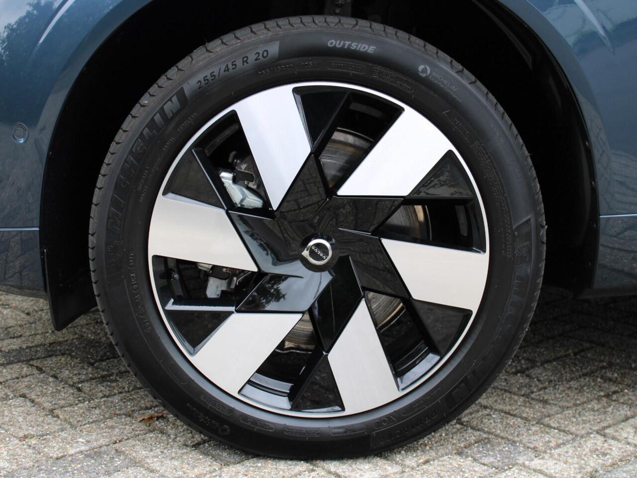 Volvo XC60 2.0 T6 Plug-in hybrid AWD Ultra Dark Automaat / Panoramadak / Head-up display / Trekhaak