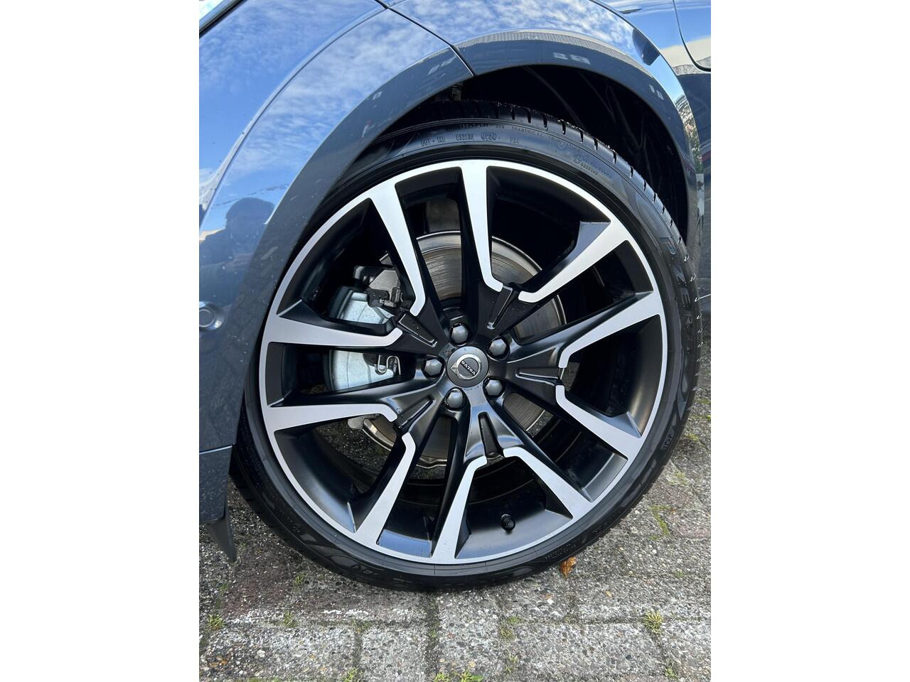 Volvo XC60 2.0 T6 Plug-in hybrid AWD Ultra Dark Panorama dak / B&W Audio / 360 camera / Tailored Wool bekleding / Geint. zitting verhogers achterbank / Elektr. stoelverstelling / Trekhaak