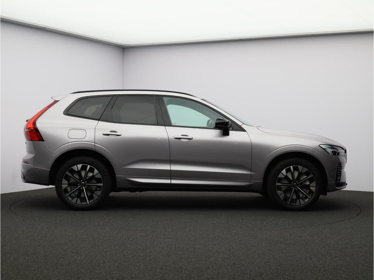 Volvo XC60 2.0 T6 Plug-in hybrid AWD Plus Dark / Panoramadak / Head-up Display / 360 Camera / Harman kardon / Elektrische Stoelen / Getint Glas / Stoel+Stuurverwarming /