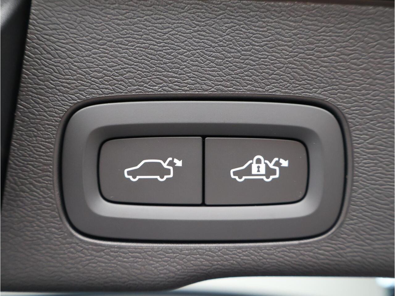 Volvo XC60 2.0 T6 Plug-in hybrid AWD Plus Black Edition / Panoramadak / Elektrische Stoelen / Harman Kardon / Stoel+Stuurverwarming / Getint Glas / BLIS / Keyless /