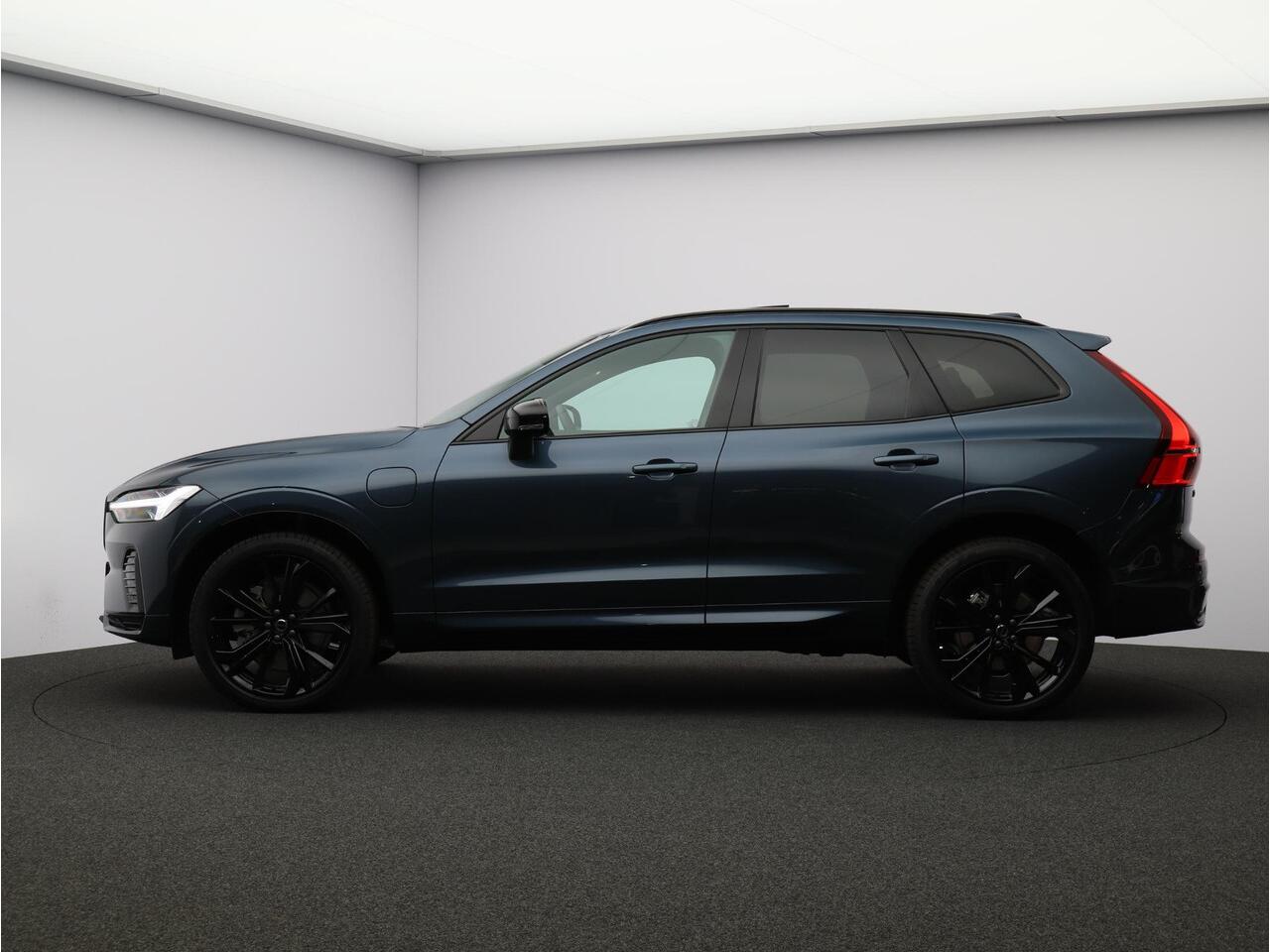 Volvo XC60 2.0 T6 Plug-in hybrid AWD Plus Black Edition / Panoramadak / Elektrische Stoelen / Harman Kardon / Stoel+Stuurverwarming / Getint Glas / BLIS / Keyless /