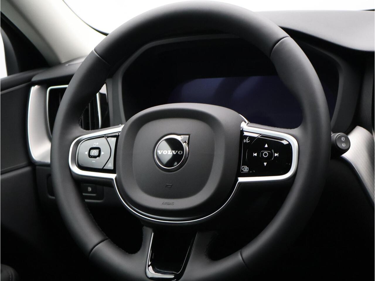 Volvo XC60 2.0 T6 Plug-in hybrid AWD Essential / Adaptive Cruise / Stoel+Stuurverwarming / 19" Wielen / All-Seasonbanden / BLIS / Pilot Assist / Parkeersensoren Voor+Achter /