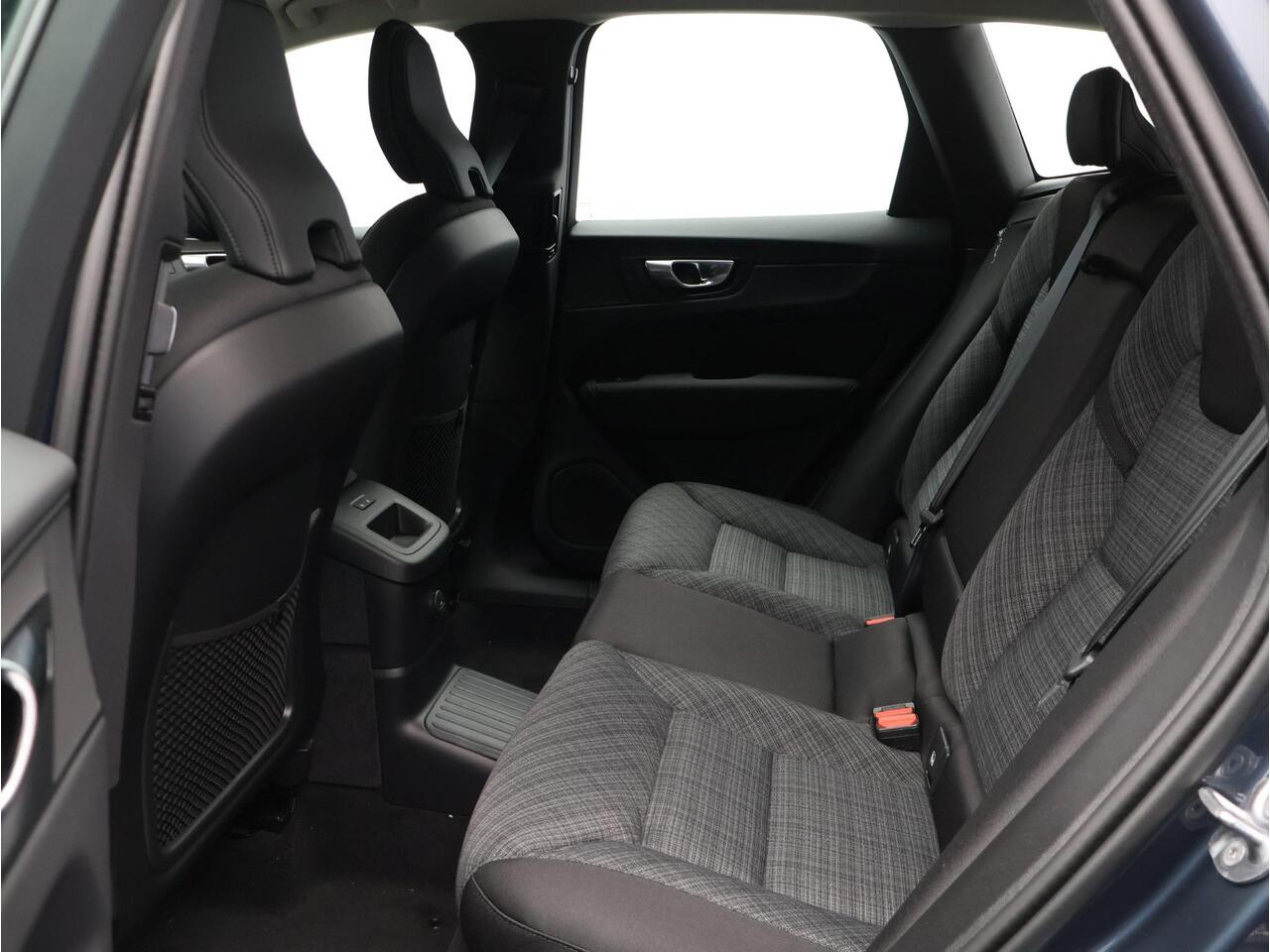 Volvo XC60 2.0 T6 Plug-in hybrid AWD Essential / Adaptive Cruise / Stoel+Stuurverwarming / 19" Wielen / All-Seasonbanden / BLIS / Pilot Assist / Parkeersensoren Voor+Achter /