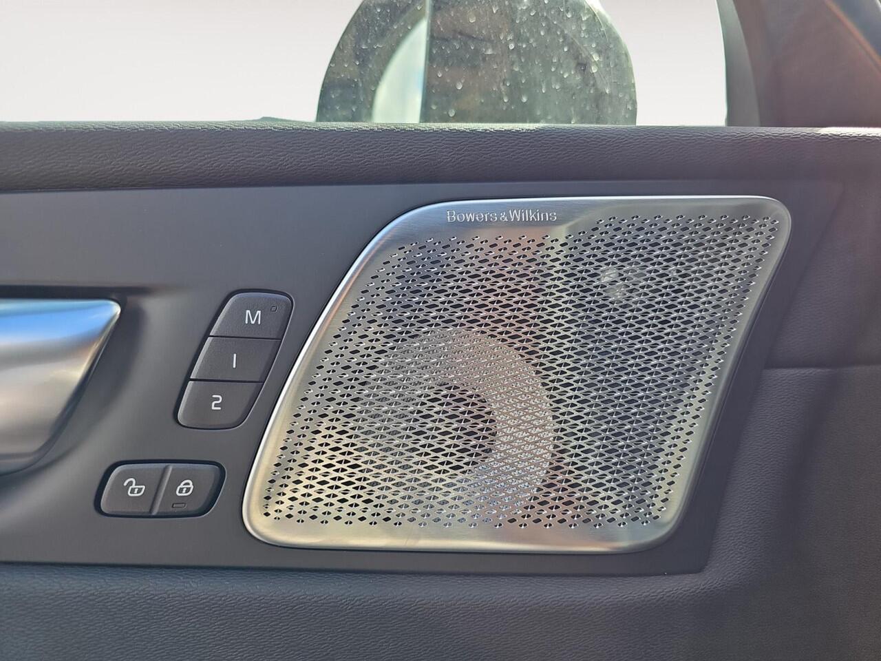 Volvo XC60 2.0 T6 Plug-in hybrid AWD Ultra Black Edition | Luchtvering | Bowers & Wilkins Audio | Extra getint glas | Nappa lederen bekleding |