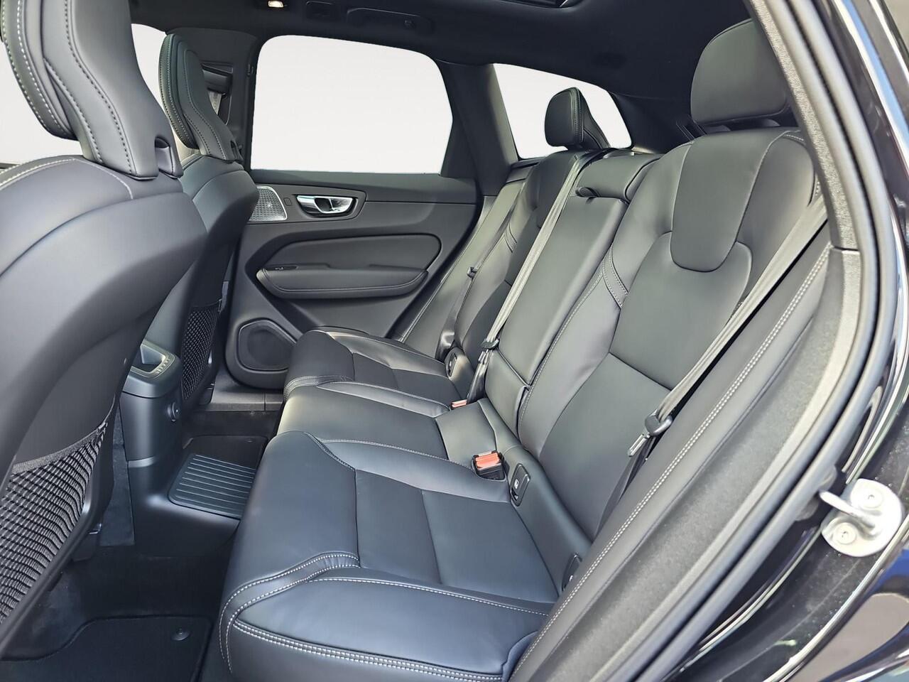 Volvo XC60 2.0 T6 Plug-in hybrid AWD Ultra Black Edition | Luchtvering | Bowers & Wilkins Audio | Extra getint glas | Nappa lederen bekleding |