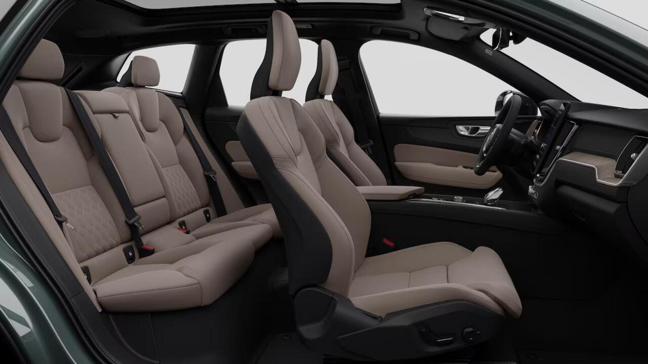 Volvo XC60 2.0 T6 Plug-in hybrid AWD Ultra Dark / Luchtvering / Pano. dak / Elek. verstelbare stoelen / Stoel + stuurverwarming / 22" velgen / Cardamom interieur / Harman Kardon / Head-up display /