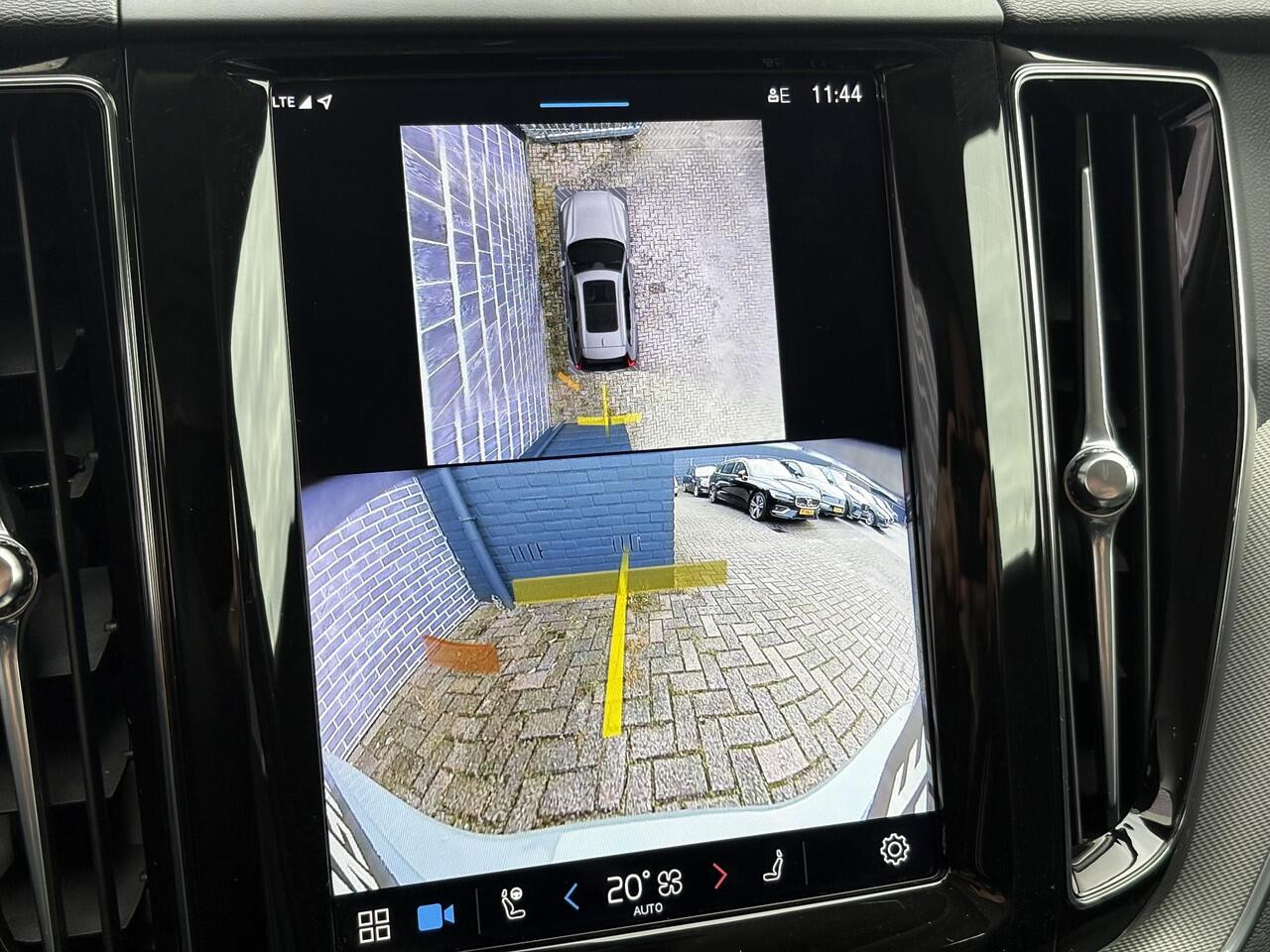 Volvo XC60 2.0 T6 Plug-in hybrid AWD Plus Dark | Adaptieve cruise control | 360° camera | Trekhaak | Stoel- en stuurverwarming | Dode hoek detectie BLIS | Panorama dak | All season banden | Google Auto |