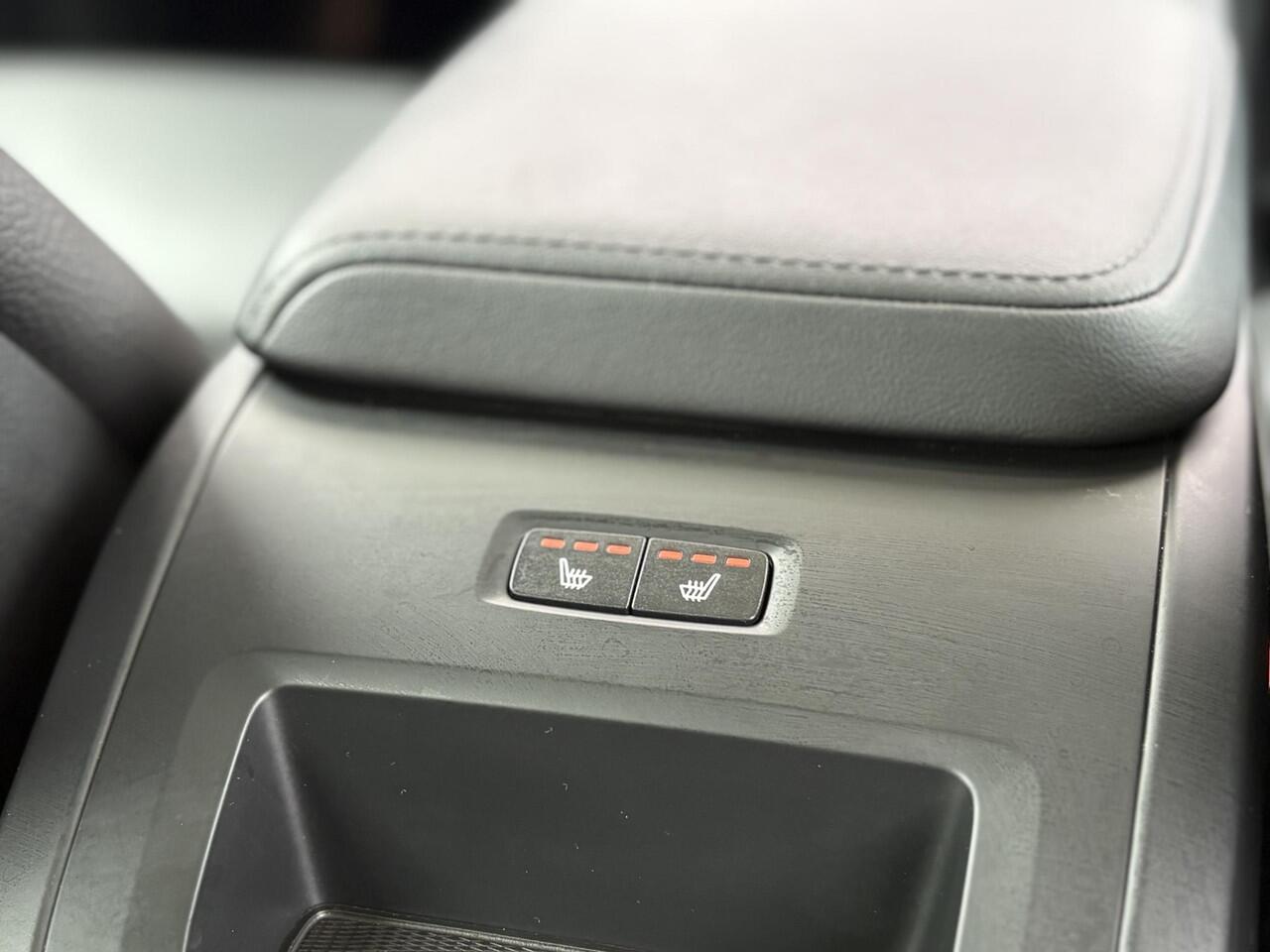 Volvo XC60 2.0 T6 Plug-in hybrid AWD Plus Dark | Adaptieve cruise control | 360° camera | Trekhaak | Stoel- en stuurverwarming | Dode hoek detectie BLIS | Panorama dak | All season banden | Google Auto |