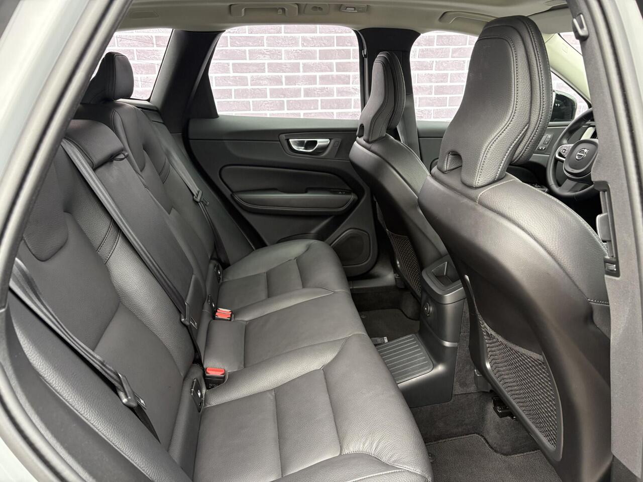 Volvo XC60 2.0 T6 Plug-in hybrid AWD Plus Dark | Adaptieve cruise control | 360° camera | Trekhaak | Stoel- en stuurverwarming | Dode hoek detectie BLIS | Panorama dak | All season banden | Google Auto |