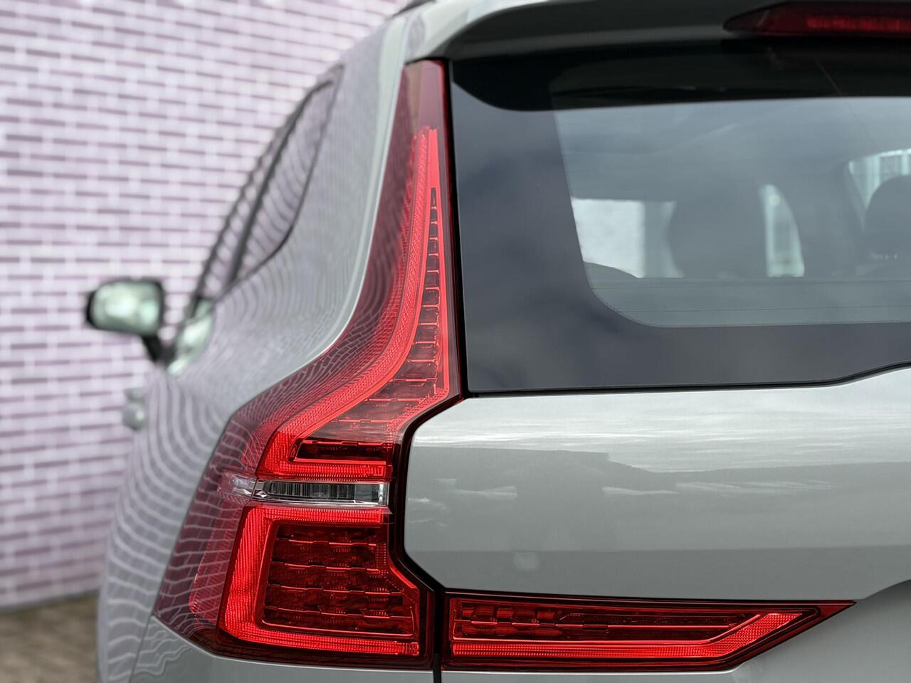 Volvo XC60 2.0 T6 Plug-in hybrid AWD Plus Dark | Adaptieve cruise control | 360° camera | Trekhaak | Stoel- en stuurverwarming | Dode hoek detectie BLIS | Panorama dak | All season banden | Google Auto |