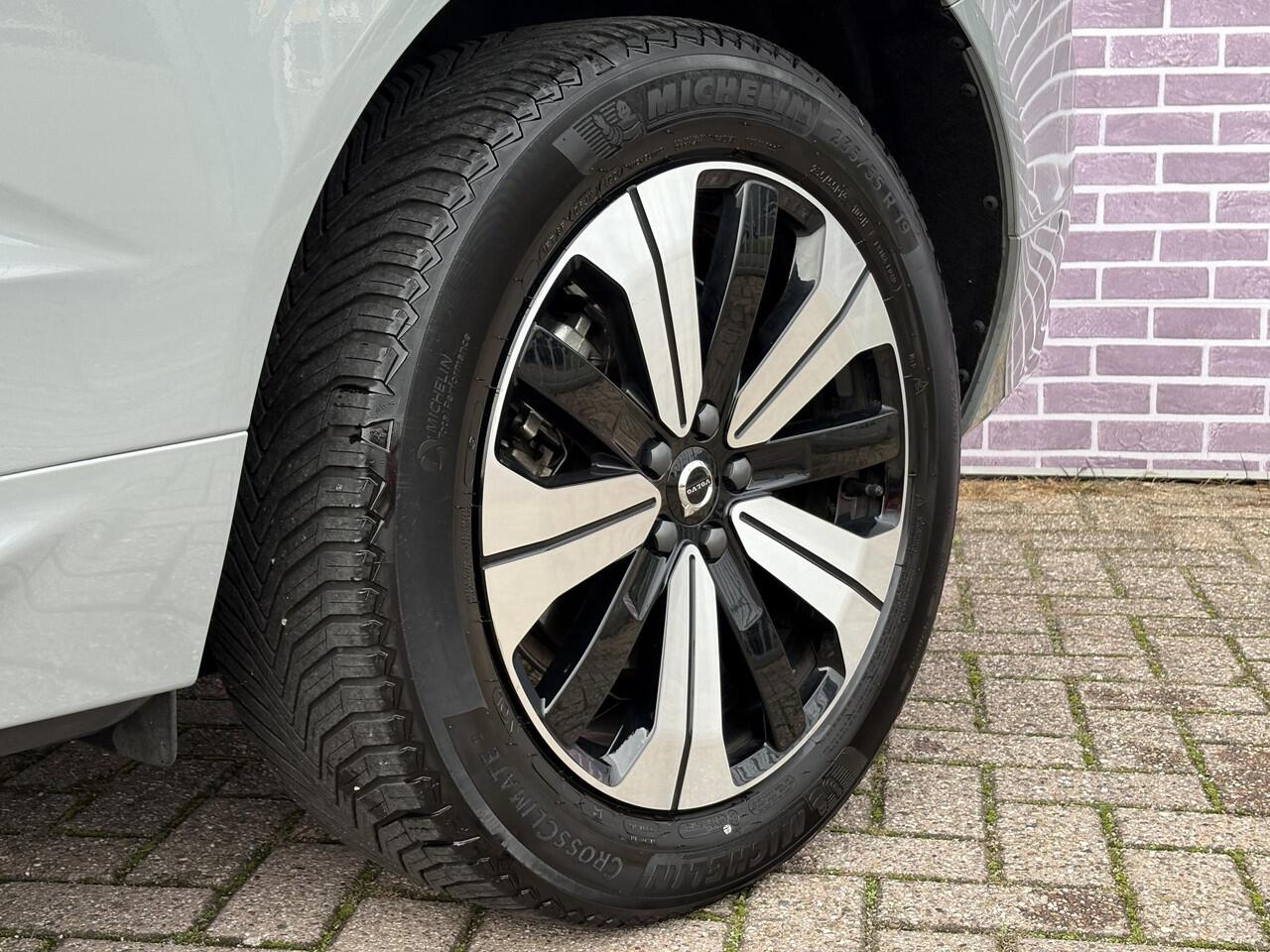 Volvo XC60 2.0 T6 Plug-in hybrid AWD Plus Dark | Adaptieve cruise control | 360° camera | Trekhaak | Stoel- en stuurverwarming | Dode hoek detectie BLIS | Panorama dak | All season banden | Google Auto |