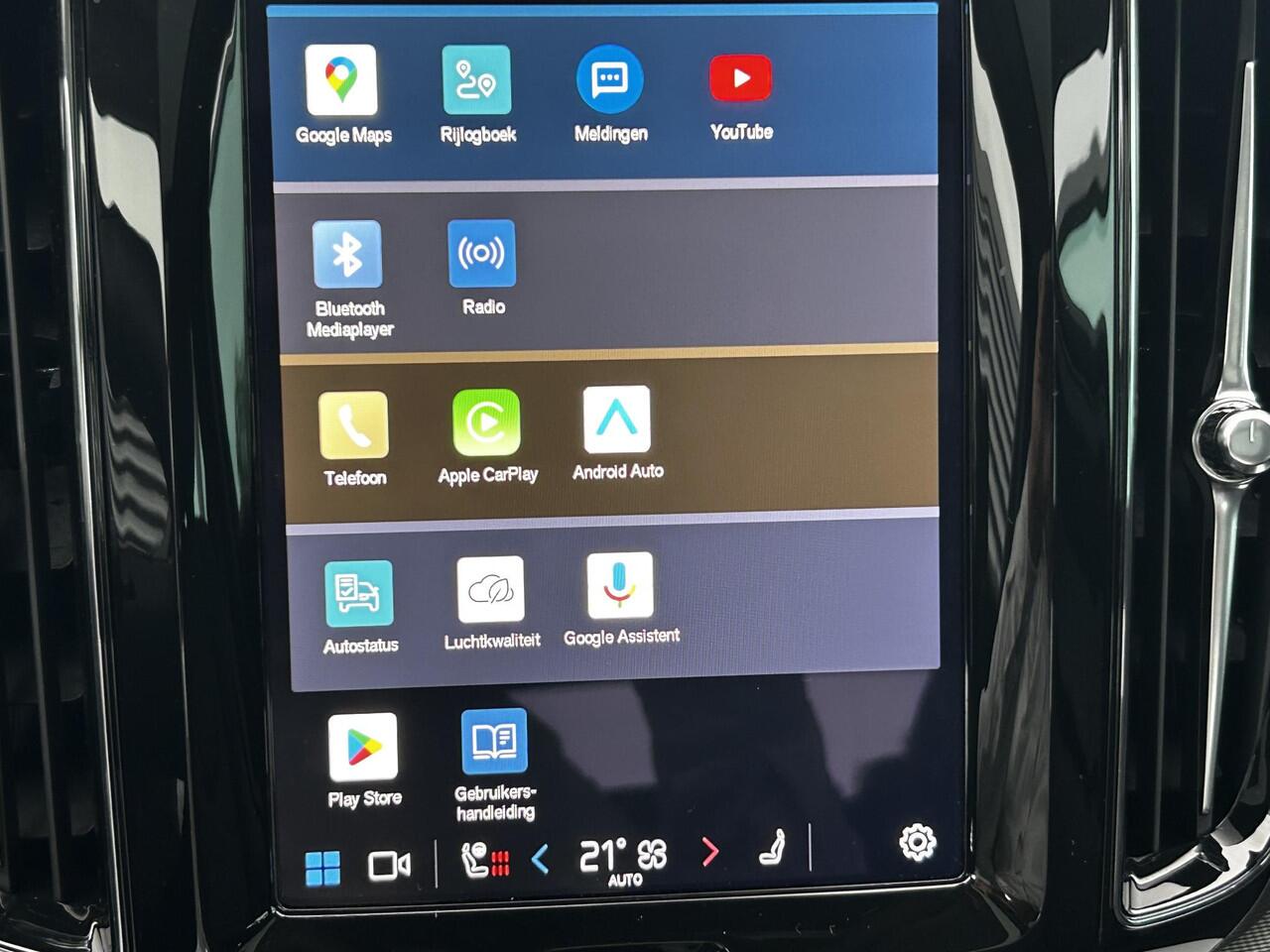 Volvo XC60 2.0 T6 Plug-in hybrid AWD Ultra Dark Panorama dak, 360Gr Parkeer Camera, Verwarmde stoelen+Stuur, Harman-Kardon Premium Sound, Electr. verstelbare voorstoelen, Trekhaak semi electrisch